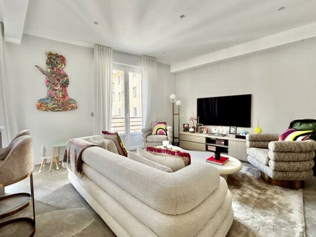 FULLY RENOVATED APARTMENT - CARRÉ D'OR
