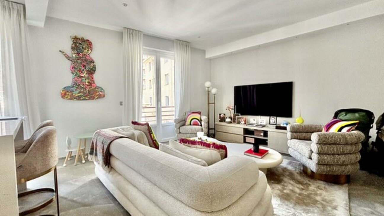 FULLY RENOVATED APARTMENT - CARRÉ D'OR - 1 / 12
