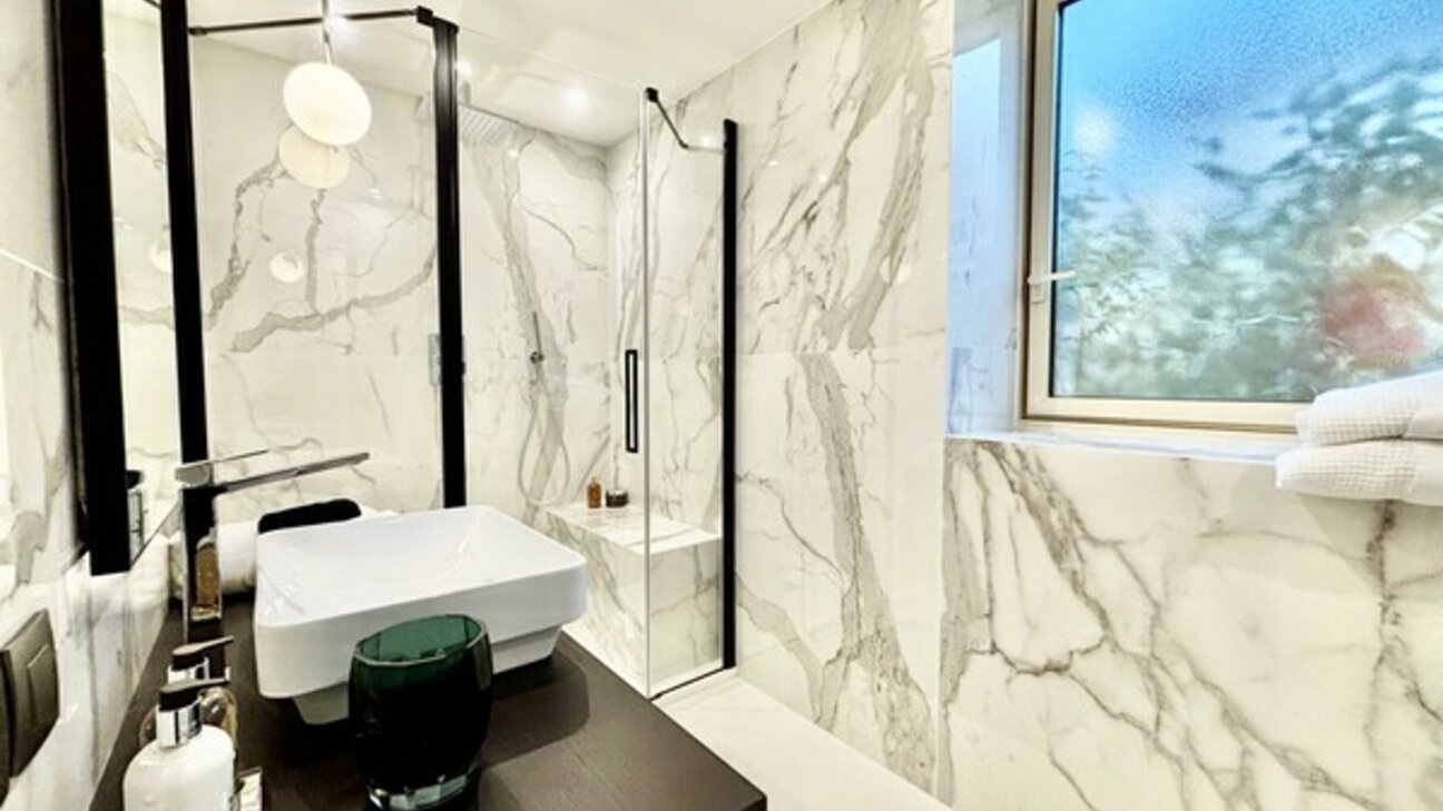 A renovated apartment in the Saint Roman district - 13 / 16