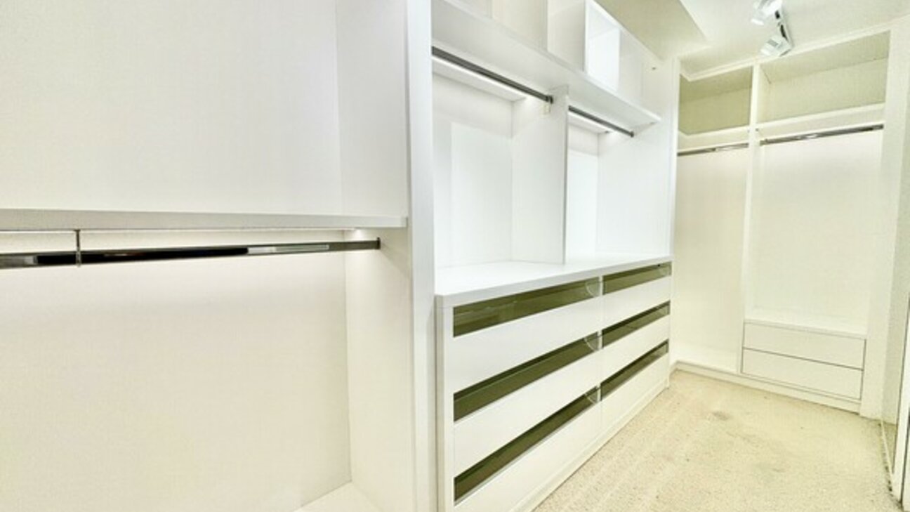 A renovated apartment in the Saint Roman district - 9 / 16